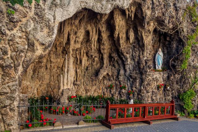 Grota Najświętszej Marii Panny z Lourdes w Śliwicach
